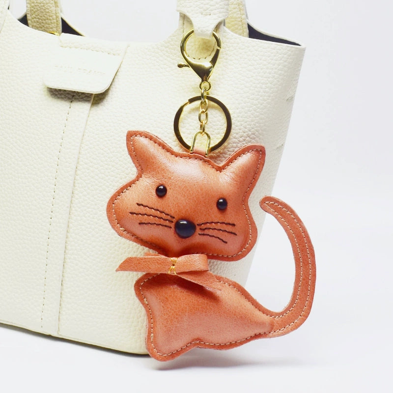 Nordic Gentle Cat Leather Bag Charm – Handmade Full-Grain Leather Keychain | Cute Animal Bookmark & Bag Pendant | Soft-Tone INS Gift for Cat Lovers