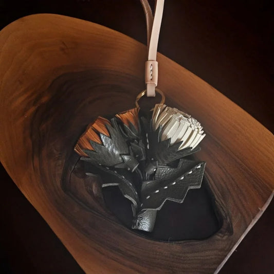 Leather Dandelion Flower Bag Charm – Handmade Vegetable-Tanned Cowhide Pendant | Minimalist Floral Keychain | Elegant Handbag Accessory