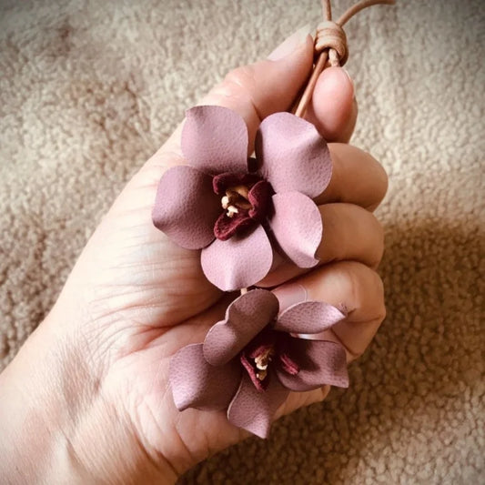 Lilac Blossom Leather Bag Charm – Handcrafted Full-Grain Lambskin Floral Pendant | Artistic Keychain Accessory | Elegant Gift for Her