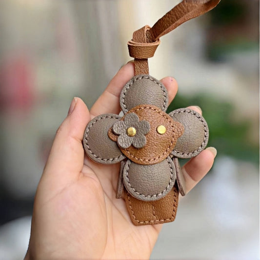 Handmade Sunflower Doll Leather Bag Charm – Full-Grain Leather Handbag Pendant & Keychain | Cute Floral Accessory for Women’s Tote, Purse & Keys | Artisan Crafted