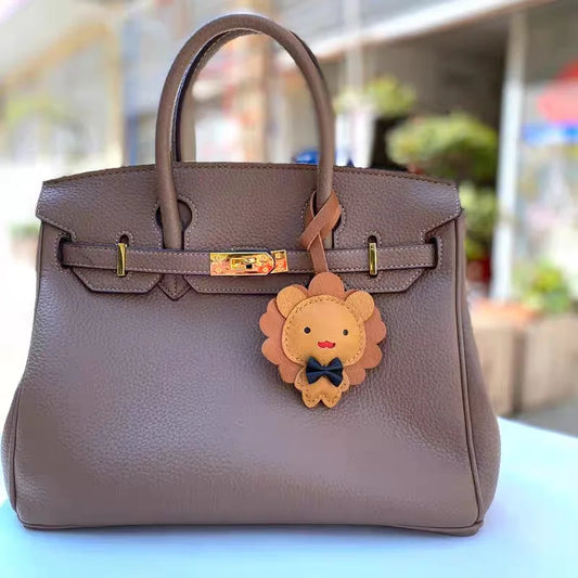 Charming Little Lion Leather Bag Charm – Handcrafted Full-Grain Goatskin Pendant with Bowtie | Customizable Keychain Accessory | Cute Gift for Women