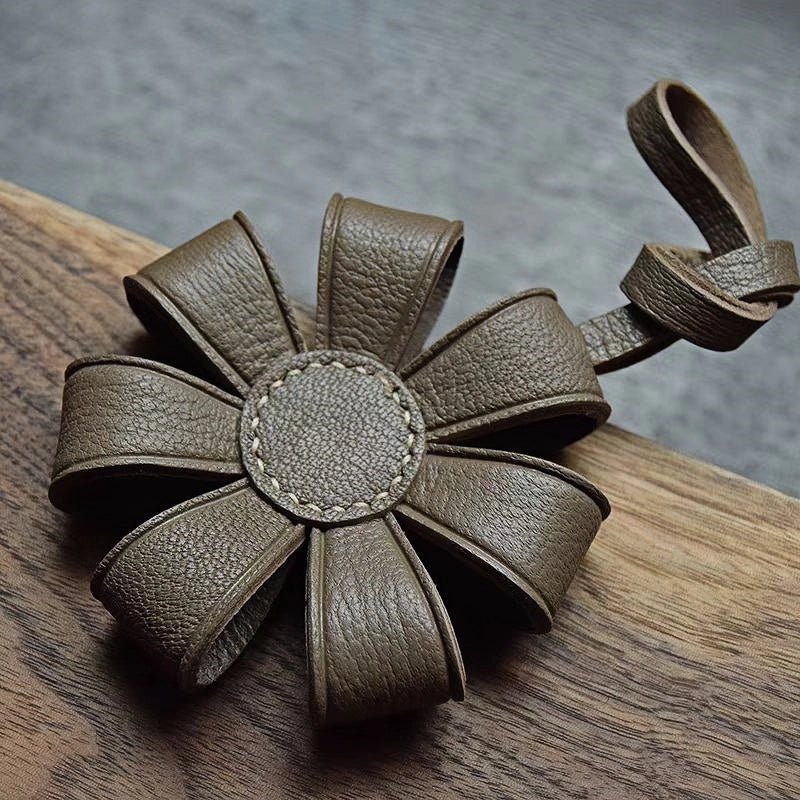 Geometric Daisy Leather Bag Charm – Minimalist Handmade Design, High - Quality Key Accessory, Premium Full - Grain Goatskin, Sophisticated Gift for Women - Tomlynam