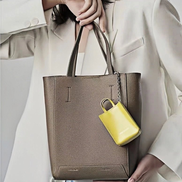 Handwoven Leather Pineapple Bag Charm – Full - Grain Cowhide Key Accessory, Creative and Tropical Vibes, Artisan Design - Tomlynam