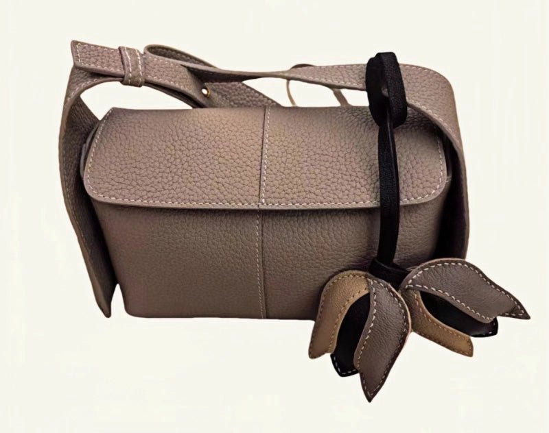 Morandi Tulip – Original Handcrafted Leather Bag Charm, Minimalist Design, French Goatskin Keychain, Elegant Gift for Her - Tomlynam