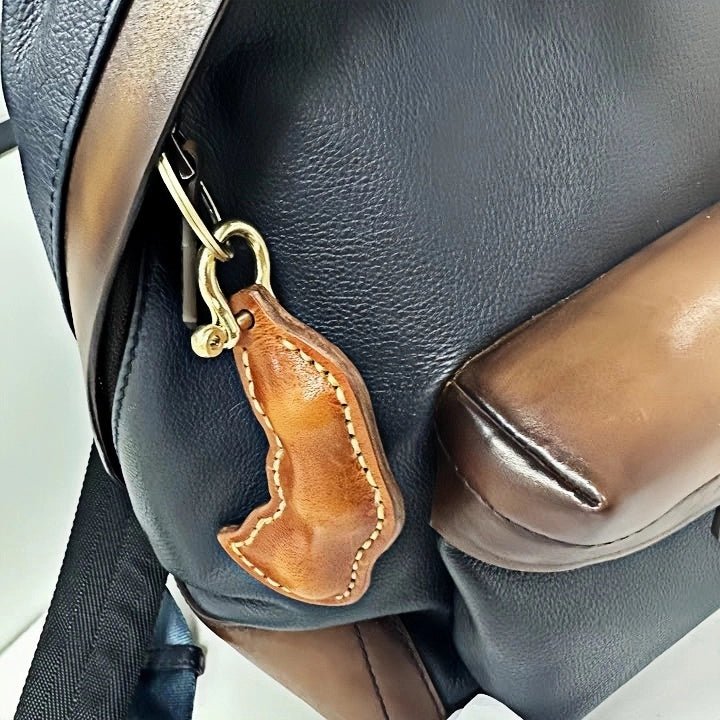Peaceful Leather Pea Charm – Handcrafted Full - Grain Cowhide Bag Ornament, Dual - Sided Keychain, Car Accessory, Unique Gift for Any Occasion - Tomlynam